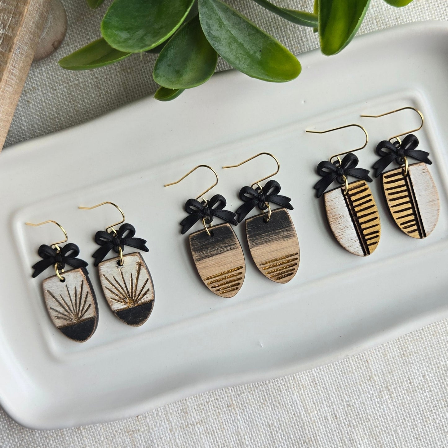 Wooden Ovals - Black/Gold/White - Faded Stripes
