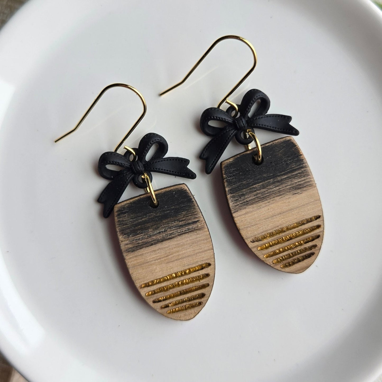 Wooden Ovals - Black/Gold/White - Faded Stripes