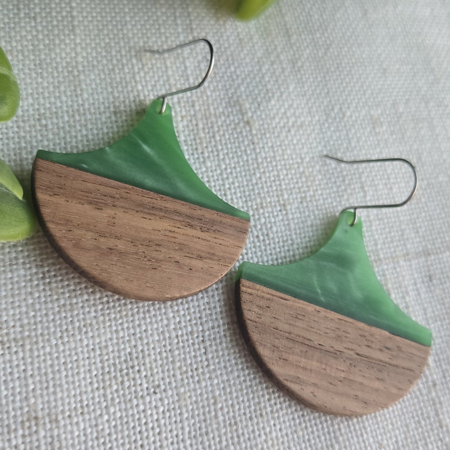 Beachy Acrylic - Green Dangle
