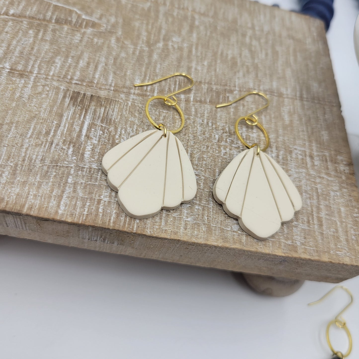 Clay - Ivory Scalloped Dainty Drops