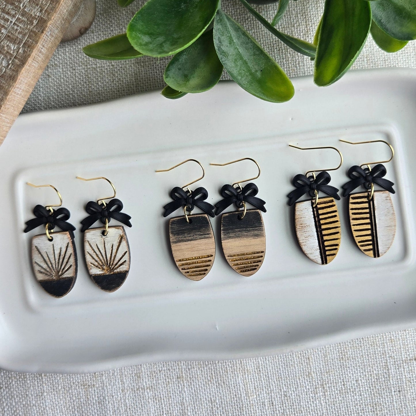 Wooden Ovals - Black/Gold/White - Side Stripes
