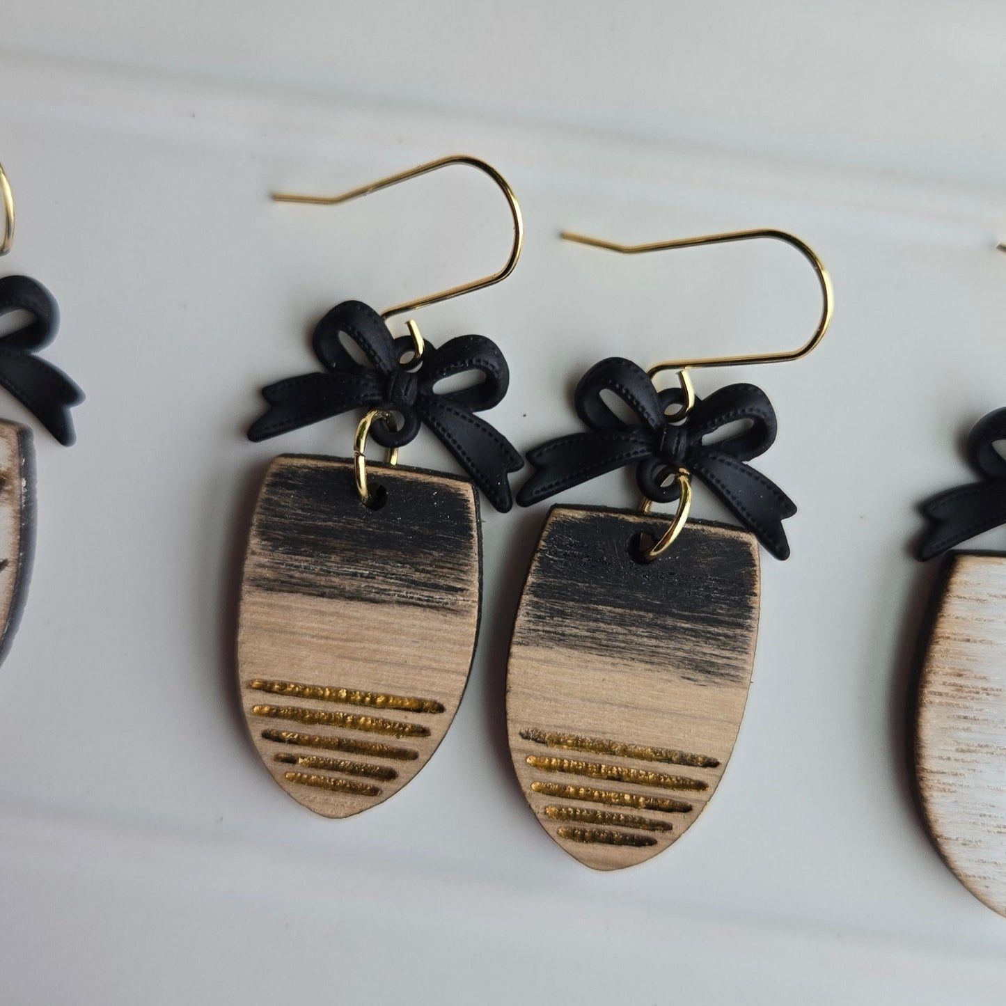 Wooden Ovals - Black/Gold/White - Faded Stripes