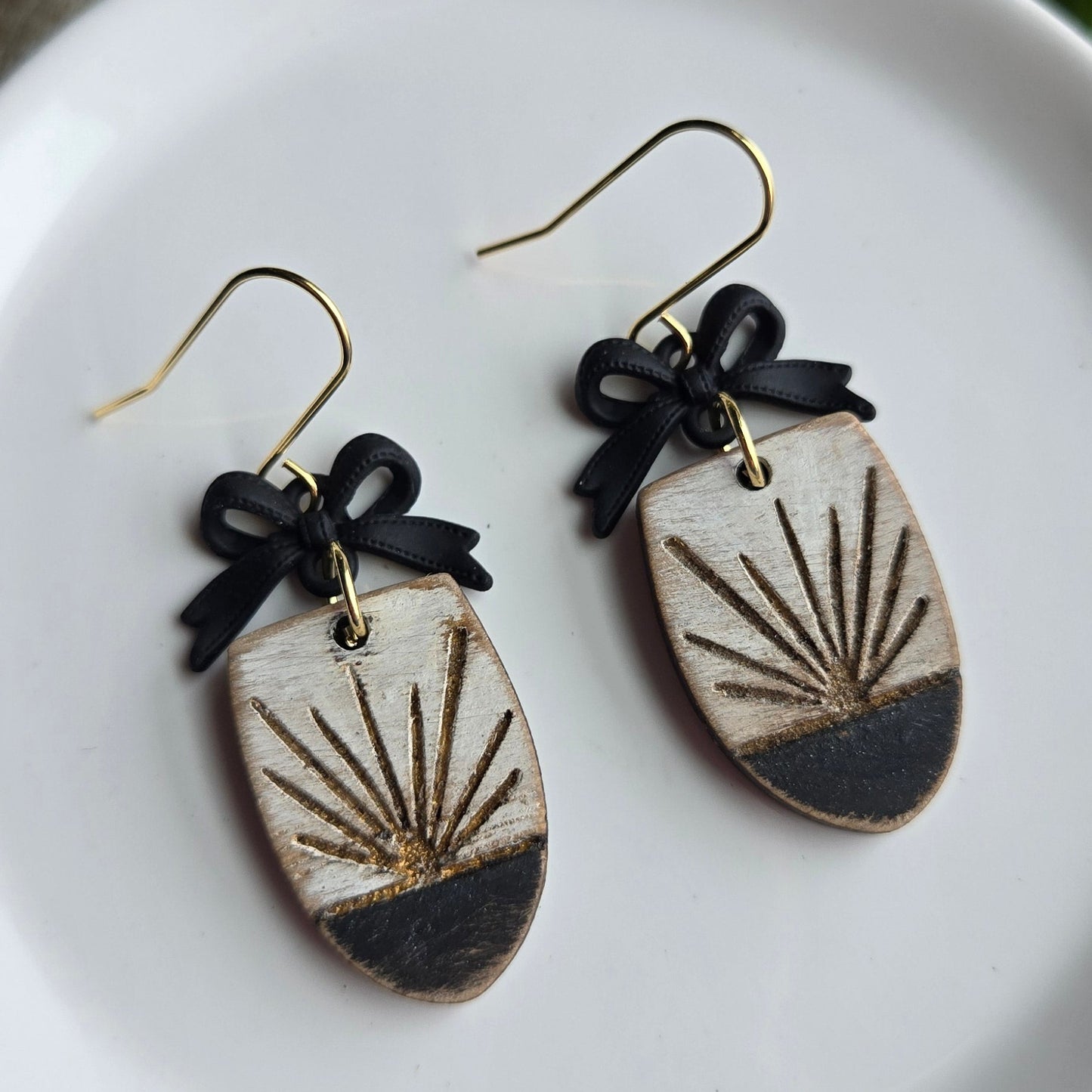 Wooden Ovals - Black/Gold/White - Sunburst