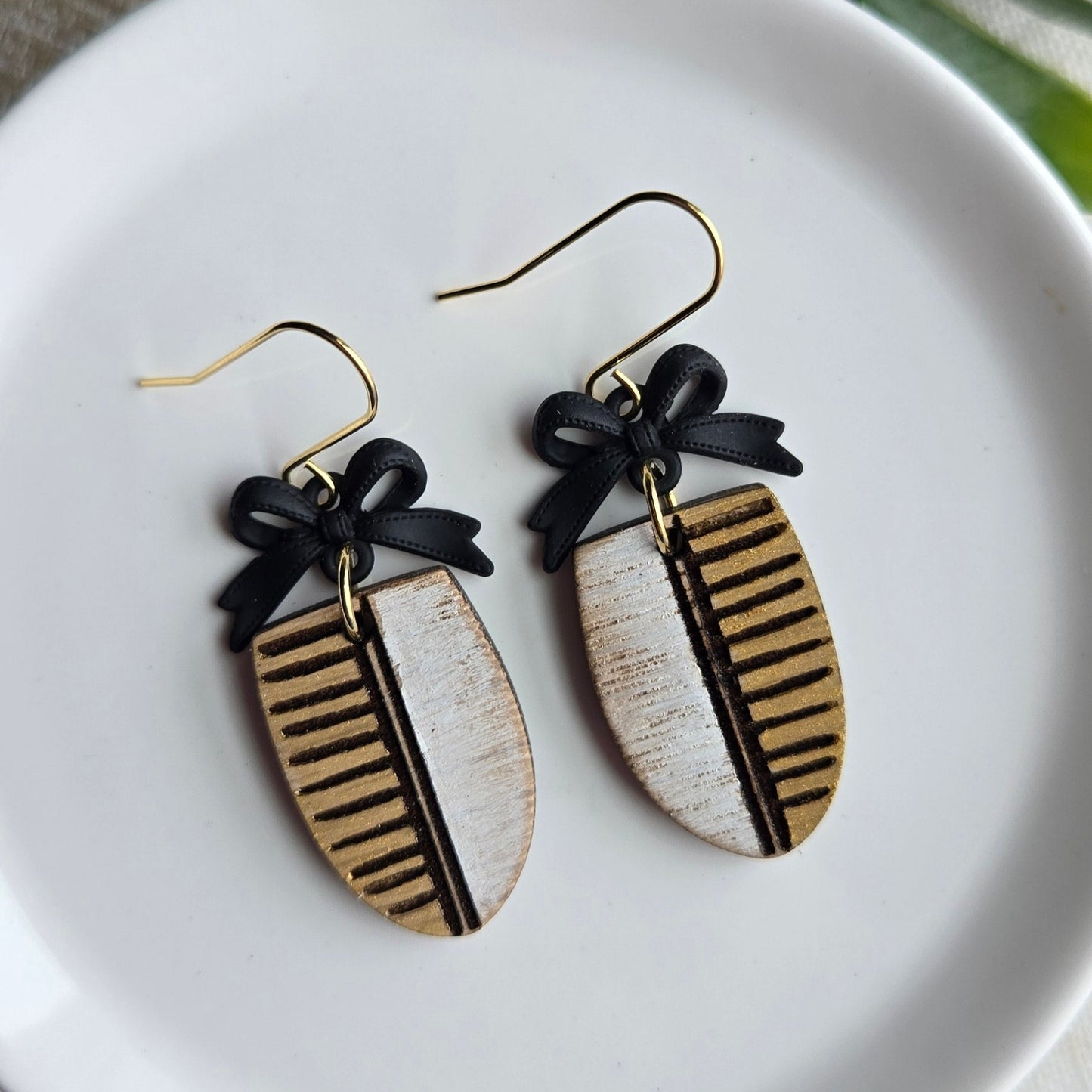 Wooden Ovals - Black/Gold/White - Side Stripes