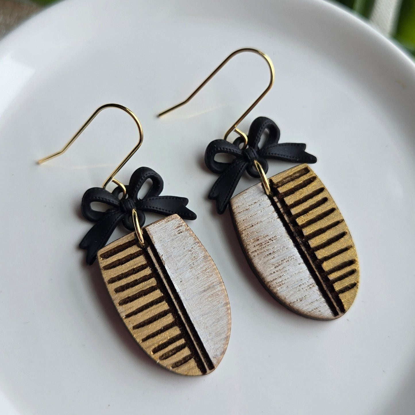 Wooden Ovals - Black/Gold/White - Side Stripes