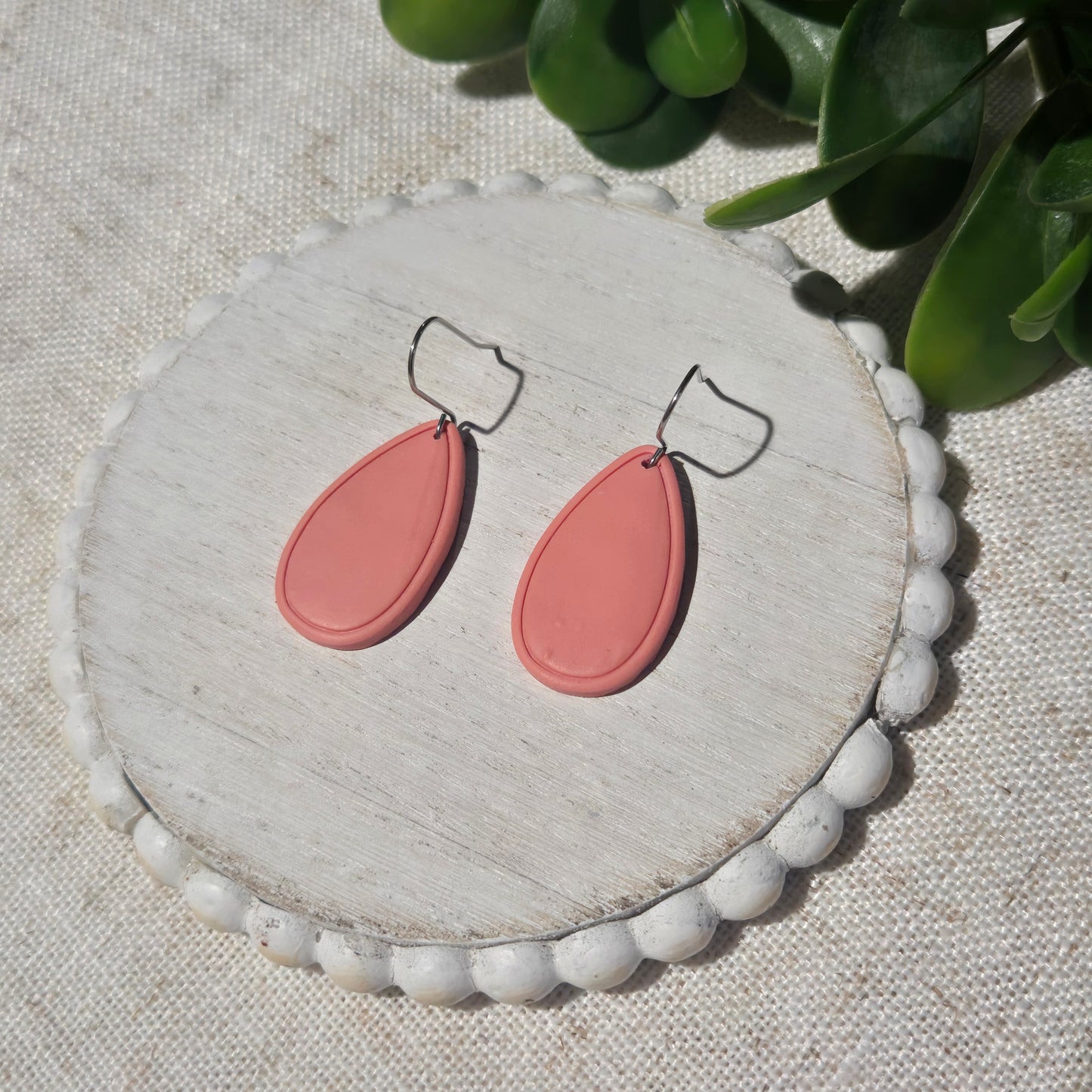 Outline Teardrop Clay Drop