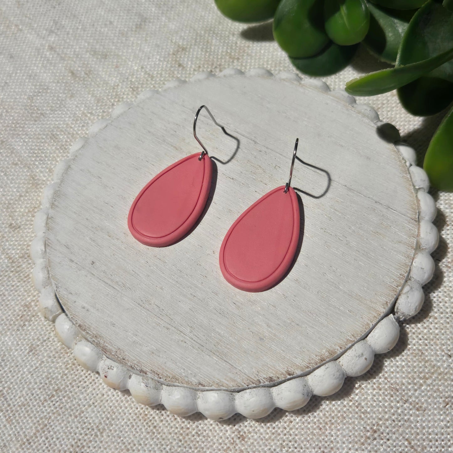 Outline Teardrop Clay Drop